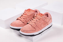 Cargar imagen en el visor de la galería, Nike SB&#39;s Dunk Low &quot;Pink Pig&quot;
